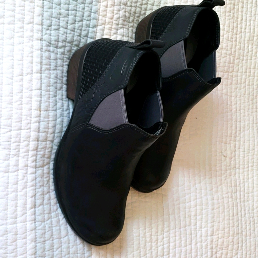 Keen black leather ankle boots 8M